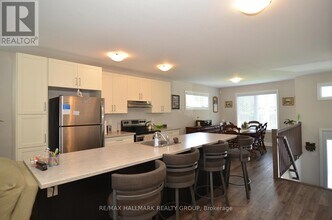 8009 Jeanne D'Arc Blvd N in Ottawa, ON - Building Photo - Building Photo