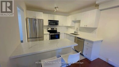 221 Ormond Dr in Oshawa, ON - Building Photo - Building Photo