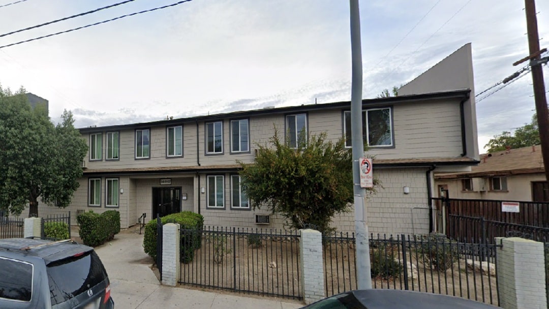 14037 Oxnard St in Los Angeles, CA - Building Photo