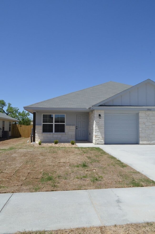 property at 1902 Castroville Trl