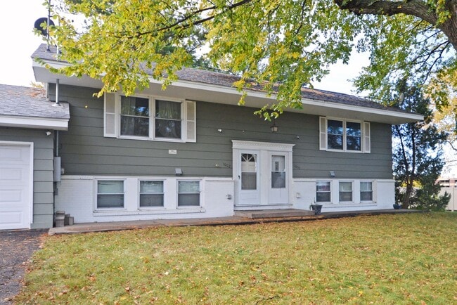 1000 50th Ave NE in Minneapolis, MN - Foto de edificio - Building Photo