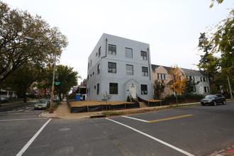 1839 D St NE in Washington, DC - Foto de edificio - Building Photo