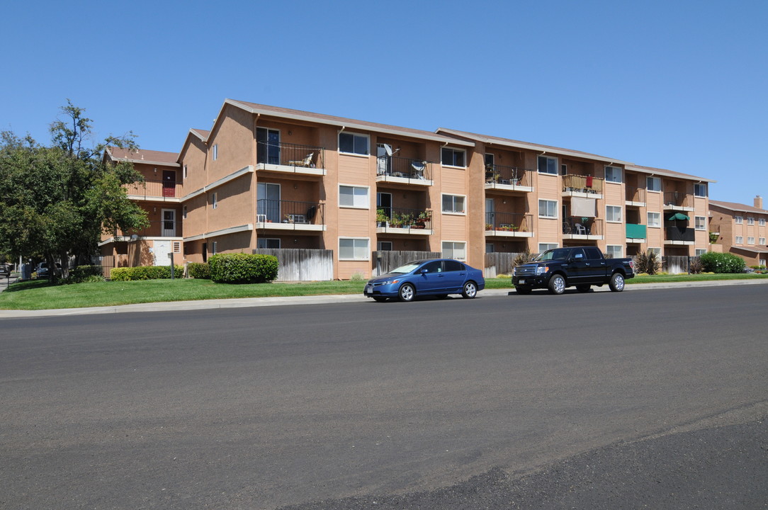 Courtside Towers Apartments in Woodland, CA - Foto de edificio