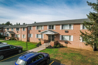 Country Manor Apartments in Webster, NY - Foto de edificio - Building Photo