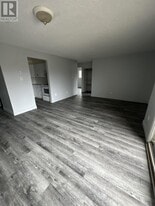 9 Lowndes Ave in Georgina, ON - Building Photo