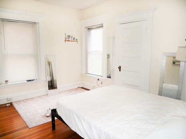 1370 Beacon St, Unit 12 in Brookline, MA - Foto de edificio - Building Photo
