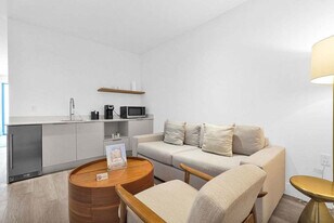 239 SW 9th St in Miami, FL - Building Photo