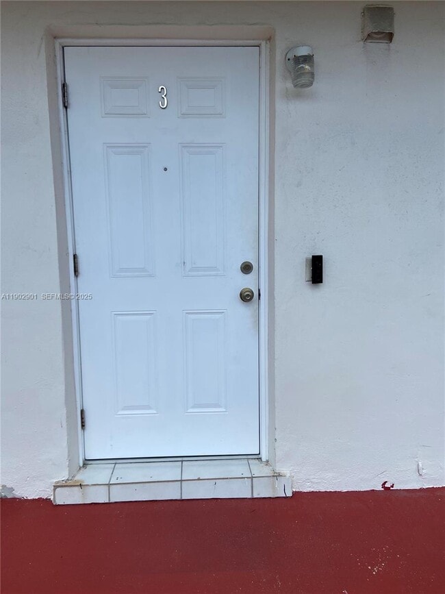 1000 W 28th St in Hialeah, FL - Foto de edificio - Building Photo