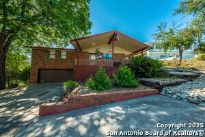 1267 E Common St in New Braunfels, TX - Building Photo