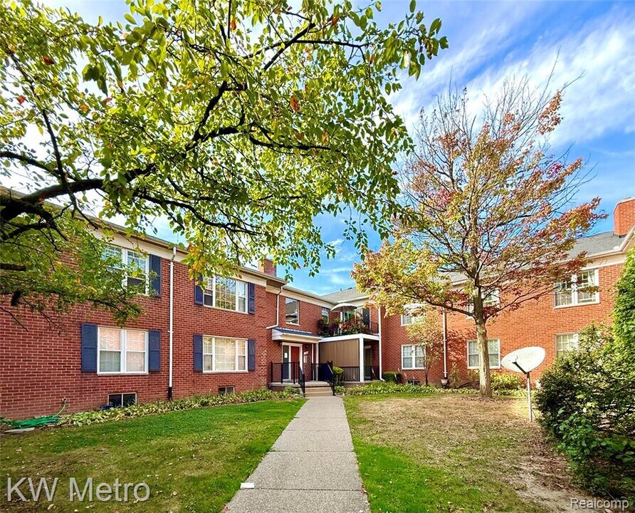 27689 Echo Valley W in Farmington Hills, MI - Building Photo