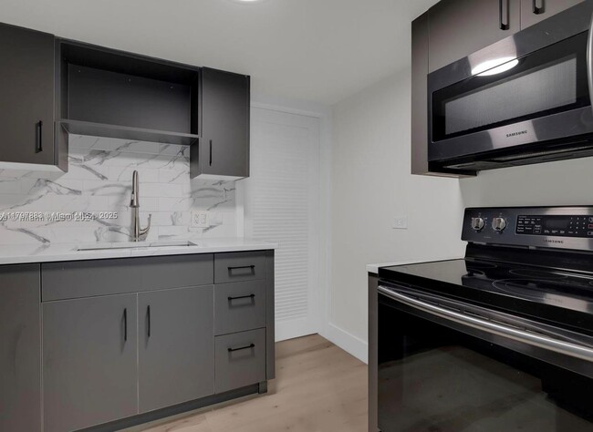 345 NW 44th St in Miami, FL - Building Photo - Building Photo