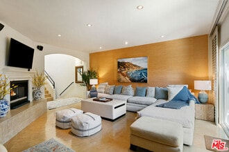 6435 Zumirez Dr in Malibu, CA - Foto de edificio - Building Photo