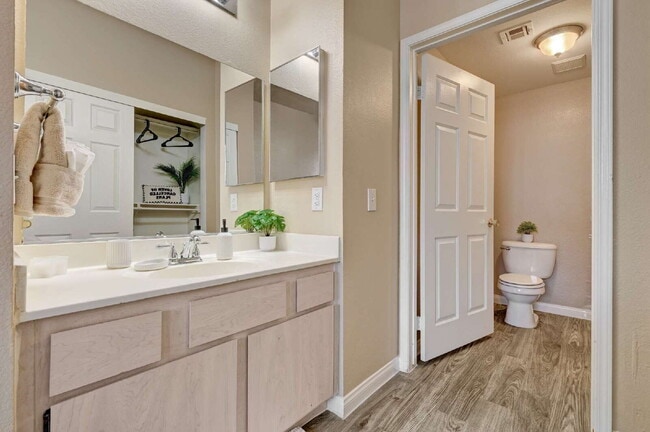 231 W Horizon Ridge Pkwy in Henderson, NV - Foto de edificio - Building Photo