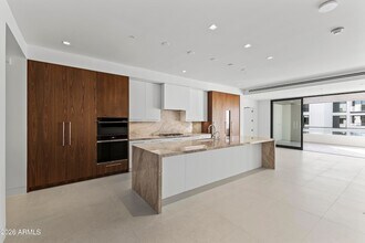 6587 N Palmeraie Blvd, Unit 2021 in Paradise Valley, AZ - Foto de edificio - Building Photo