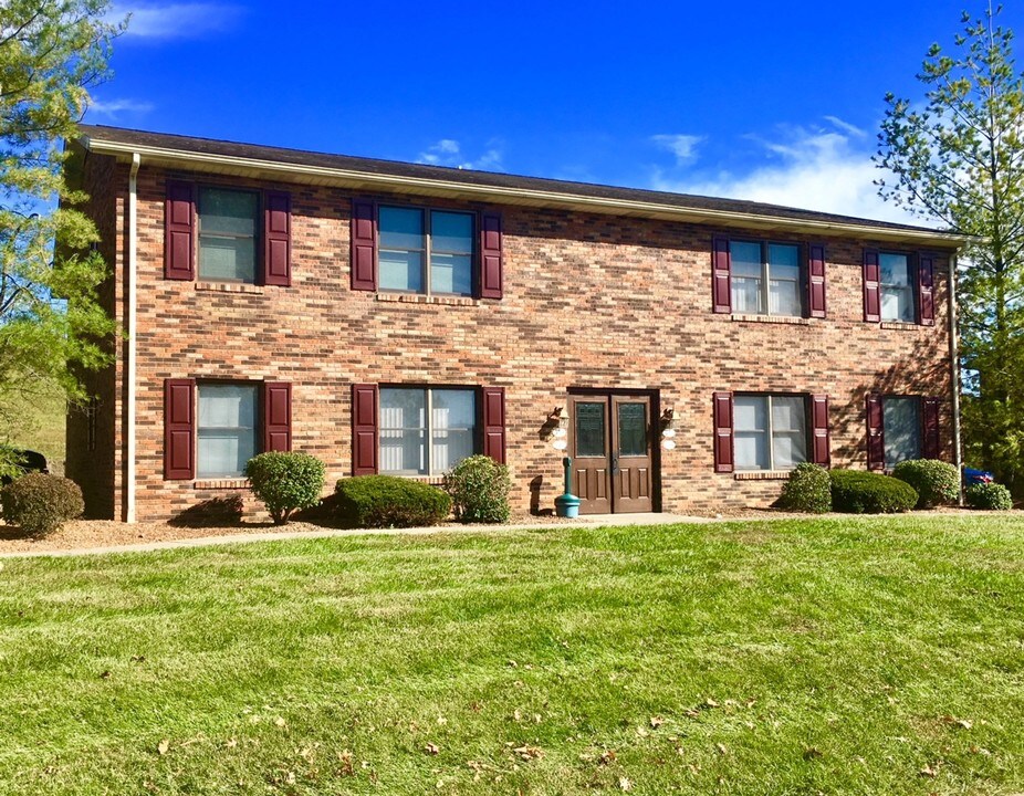 550 Circle Pine Dr in Jasper, IN - Building Photo