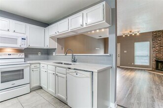 12 Abbey Rd in Euless, TX - Building Photo - Building Photo