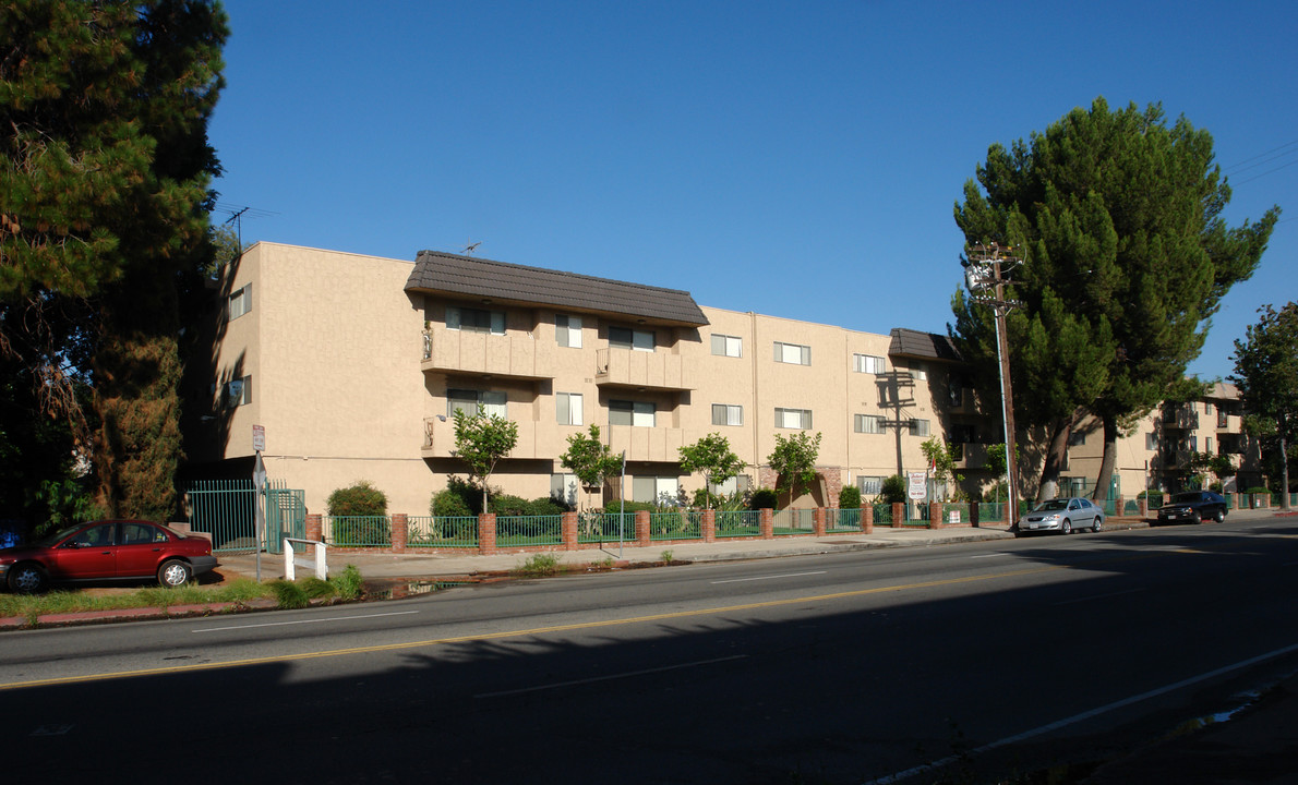 5015 Coldwater Canyon Ave in Sherman Oaks, CA - Building Photo