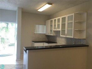11601 Royal Palm Blvd in Coral Springs, FL - Foto de edificio - Building Photo