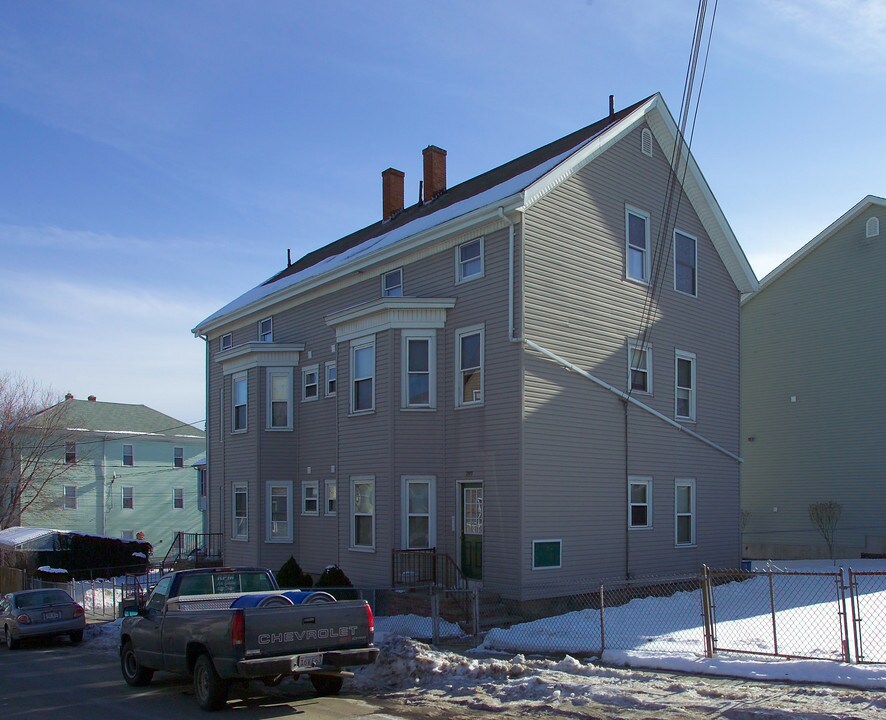 289-297 Tecumseh St in Fall River, MA - Building Photo