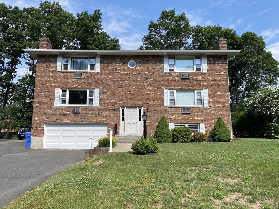 38 Timber Ln in Waterbury, CT - Building Photo