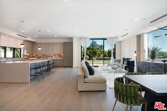 10563 Ashton Ave in Los Angeles, CA - Building Photo - Building Photo