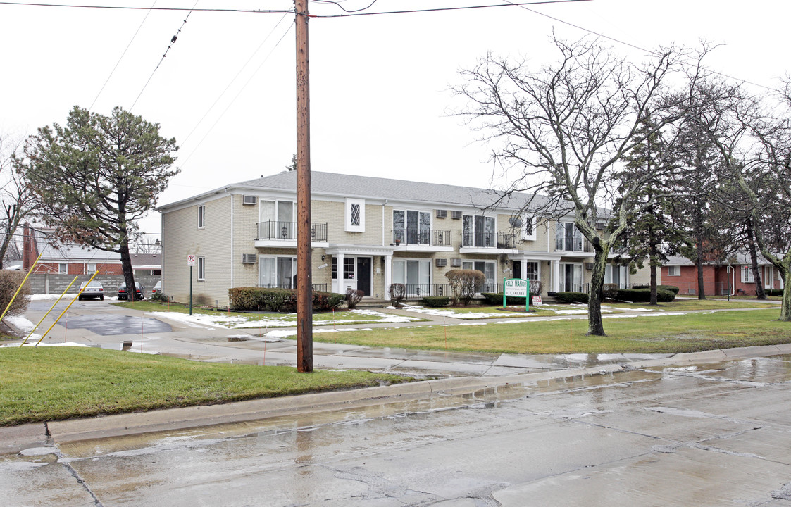 Kelly Pointes Apartments in Eastpointe, MI - Building Photo