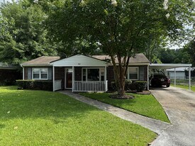 512 Eisenhower Dr in Hinesville, GA - Building Photo