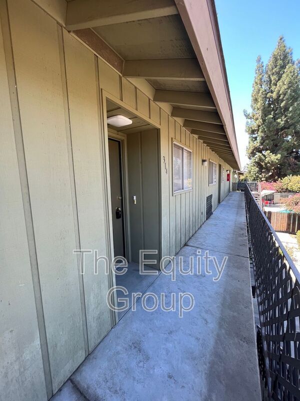 314 N Westfield St in Visalia, CA - Building Photo - Building Photo