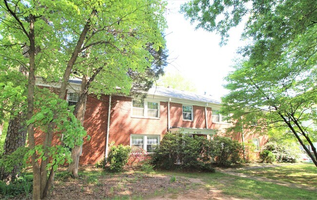 2627 Selwyn Ave in Charlotte, NC - Building Photo - Building Photo