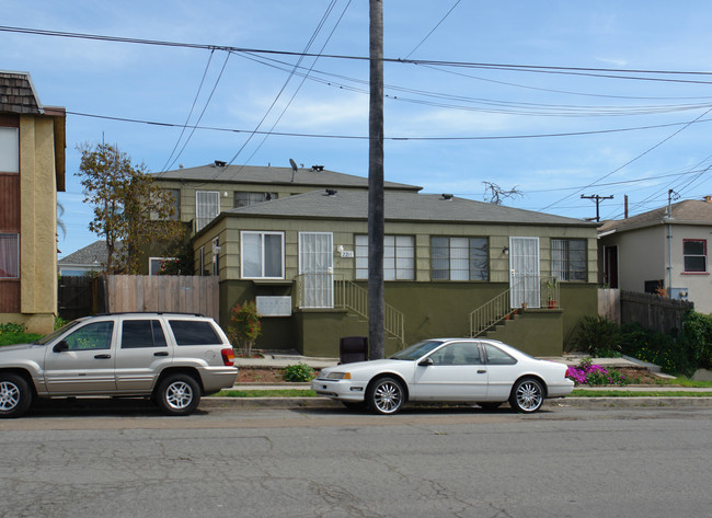 215-221 20th St in San Diego, CA - Foto de edificio - Building Photo