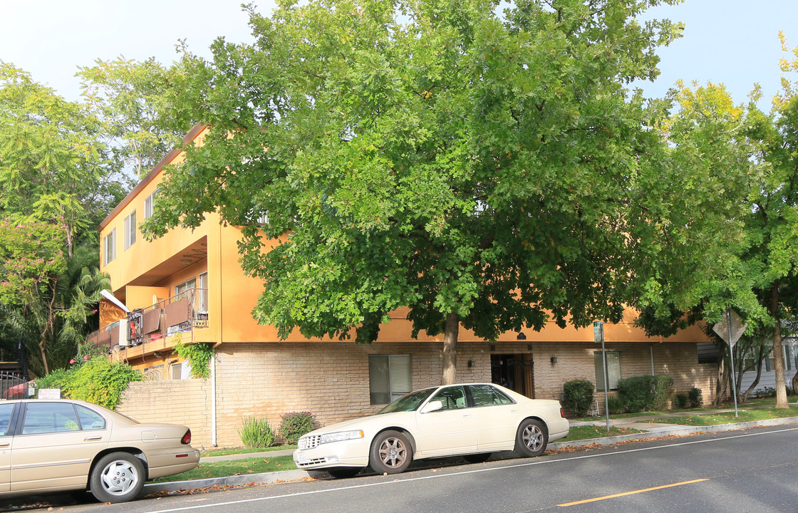 T Street Apartments in Sacramento, CA - Building Photo