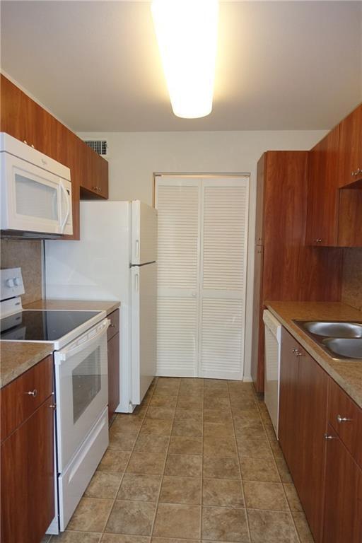 4088 N Pine Island Rd in Sunrise, FL - Building Photo - Building Photo