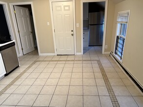 56 Parker St, Unit Unit 1 in Attleboro, MA - Foto de edificio - Building Photo