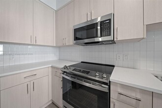 10170 SW 7th St, Unit 31-411 in Pembroke Pines, FL - Building Photo - Building Photo