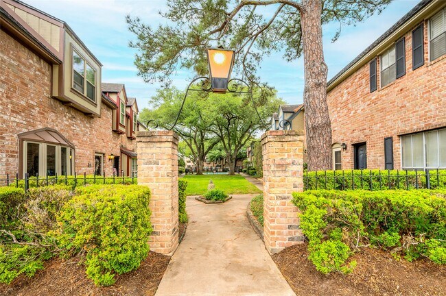 14723 Barryknoll Ln in Houston, TX - Building Photo - Building Photo