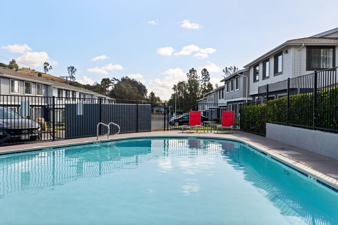 Terre at E Bradley in El Cajon, CA - Foto de edificio