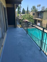 12940 Burbank Blvd in Van Nuys, CA - Foto de edificio - Building Photo