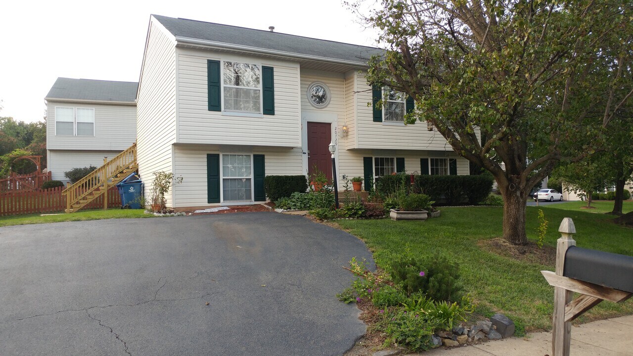 20729 Cross Timber Dr in Ashburn, VA - Building Photo