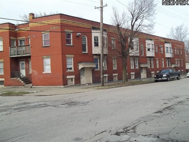 2098 W 73rd St in Cleveland, OH - Building Photo
