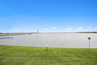 351 Lakeside Ln in Houston, TX - Building Photo - Building Photo