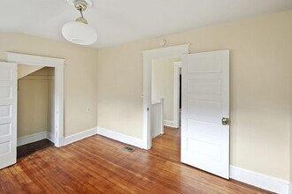 1334 Newton St NE-Unit -D in Washington, DC - Foto de edificio - Building Photo