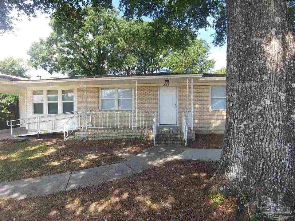 225 N New Warrington Rd in Pensacola, FL - Building Photo