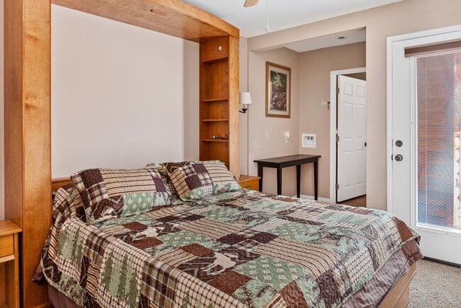 404 W Rainbow Blvd in Big Bear, CA - Foto de edificio - Building Photo