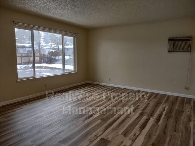 3050 NE Johnson St in Roseburg, OR - Building Photo - Building Photo