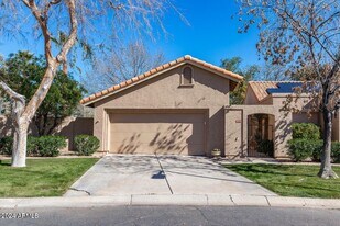8811 S Lori Ln in Tempe, AZ - Building Photo