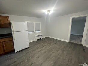 21 White St in Oyster Bay, NY - Building Photo - Building Photo