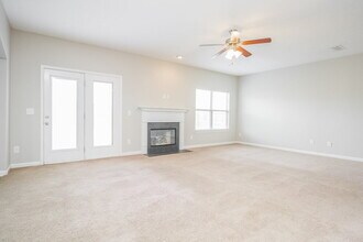 2102 Longhunter Chase Dr in Spring Hill, TN - Foto de edificio - Building Photo