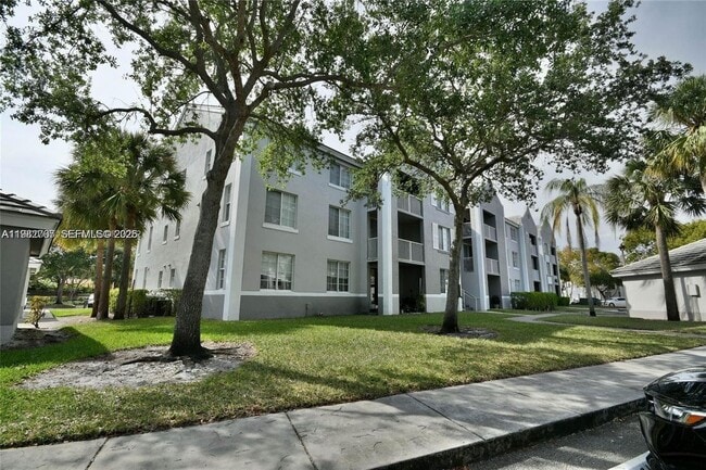 655 SW 111th Way in Pembroke Pines, FL - Foto de edificio - Building Photo