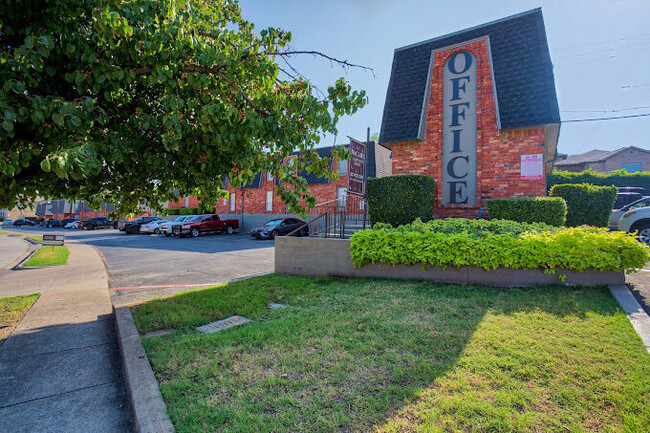 McCart Apartments in Fort Worth, TX - Building Photo - Building Photo