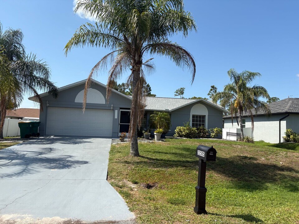 22505 Amigo Ave in Port Charlotte, FL - Building Photo